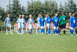 Fotografía de dos equipos de fútbol base